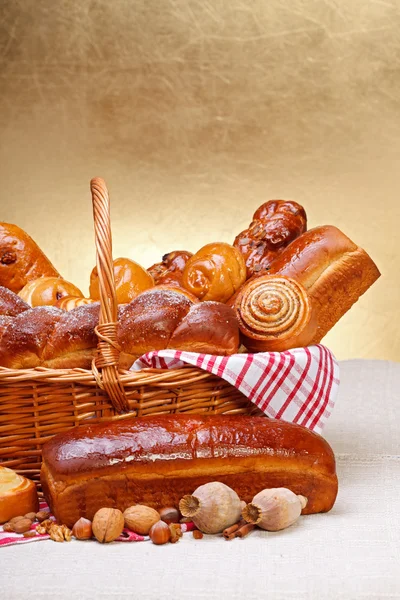 Produits de boulangerie sucrée dans le panier — Photo