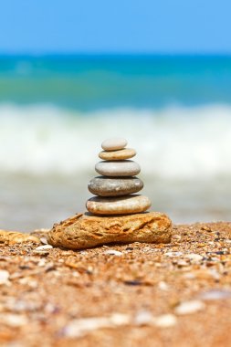 Deniz tarafında yığılmış çakıl taşları