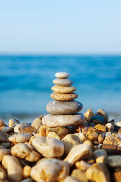 Piedras apiladas en el lado del mar —  Fotos de Stock