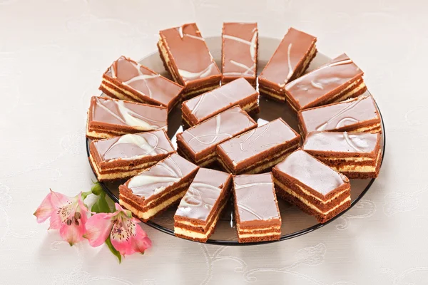 Bolos revestidos com esmalte de chocolate — Fotografia de Stock