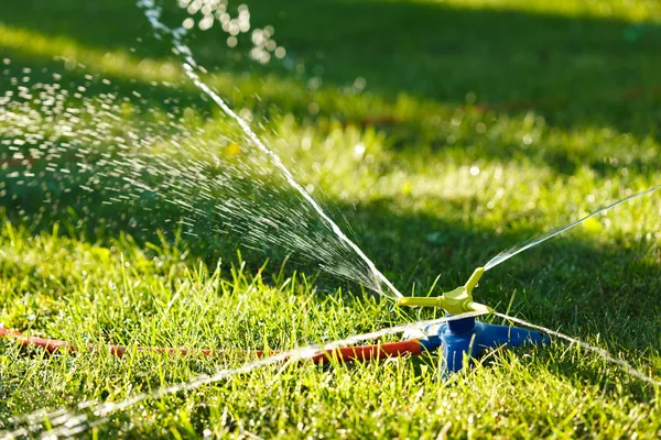 Irrigatie van groen gras — Stockfoto