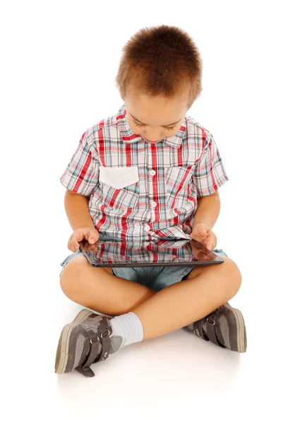 Liten pojke spelar på TabletPC — Stockfoto