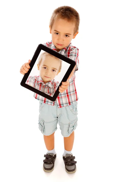 Niño fotografiándose a sí mismo — Foto de Stock