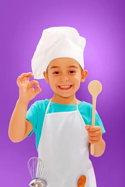 Cheerful pequeno chef mostrando bom gosto — Fotografia de Stock