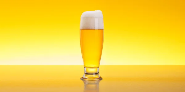 Bicchiere pieno di birra — Foto Stock