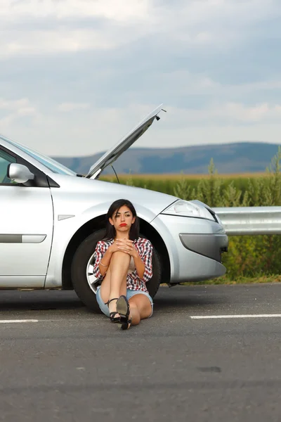 Motor fallido y una mujer — Foto de Stock
