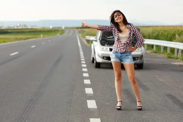 Woman driver hitch-hiking — Stock Photo, Image