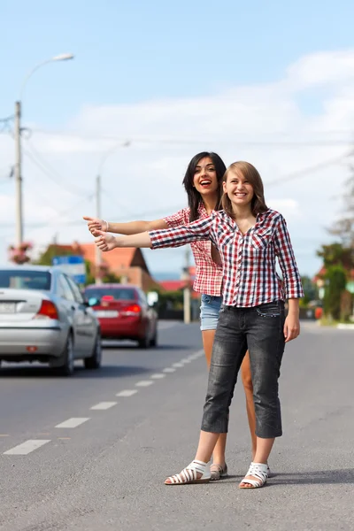 Dziewczyny autostop — Zdjęcie stockowe