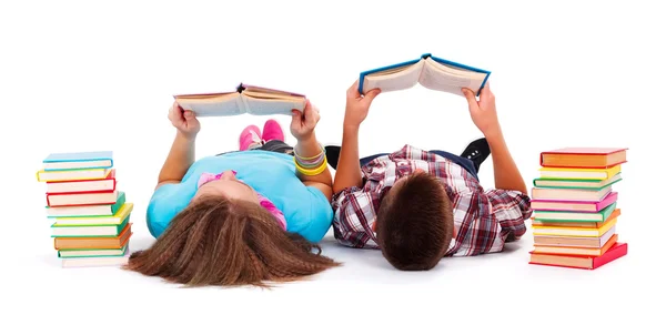 Adolescentes lendo livros — Fotografia de Stock