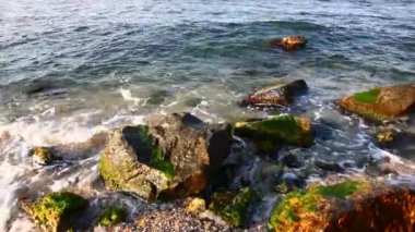 Kayaların üzerinde deniz dalgaları