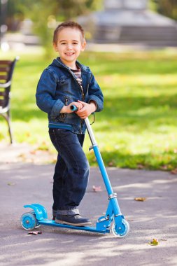 mutlu Çocuk Bahçesi içinde scooter ile
