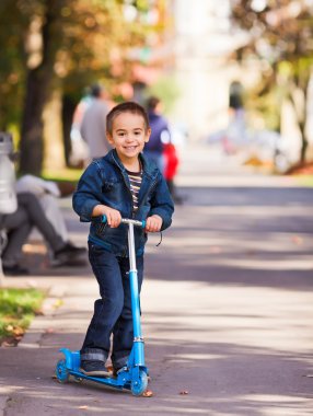 Çocuk bir scooter sürme