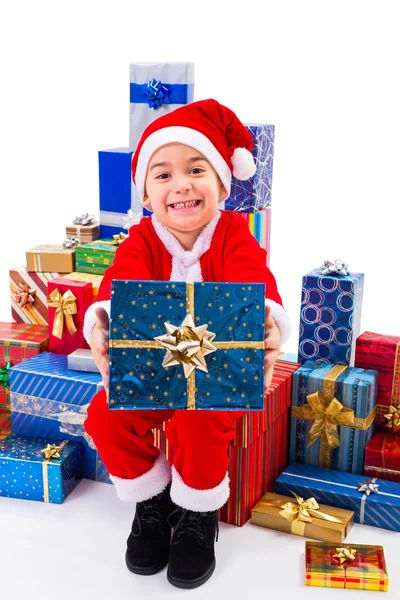 Menino de Natal ao longo de presentes — Fotografia de Stock