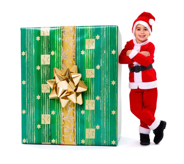 Piccolo ragazzo di Natale accanto a grande regalo — Foto Stock