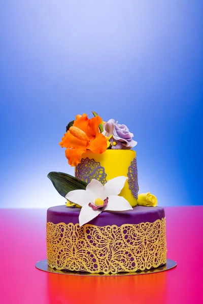 Πολύχρωμο κέικ διακοσμημένο με λουλούδια καραμέλα και δαντέλα — Φωτογραφία Αρχείου