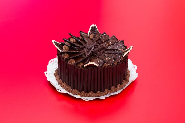 Gâteau au chocolat décoré de copeaux — Photo