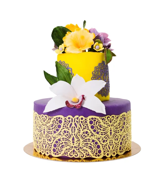 Bunter Kuchen mit Bonbonblumen und Spitze verziert — Stockfoto