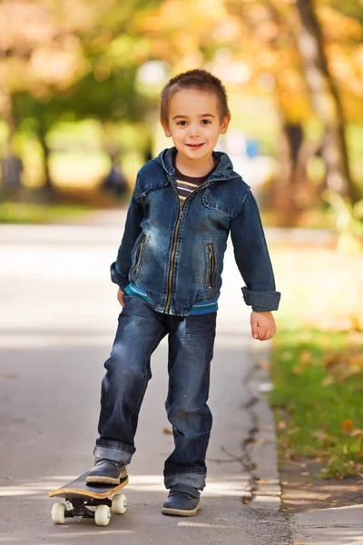 Pojke med skateboard utomhus — Stockfoto