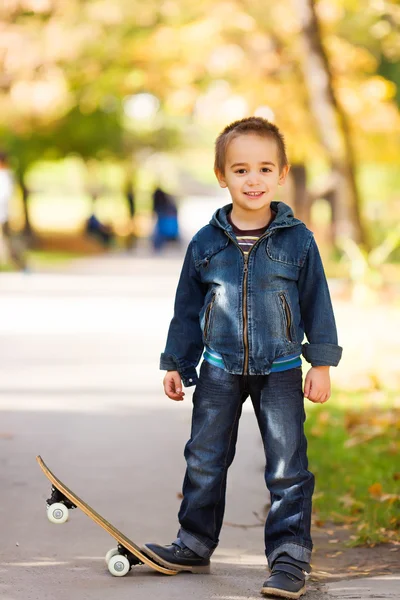 Kul med skateboard i en park — Stockfoto