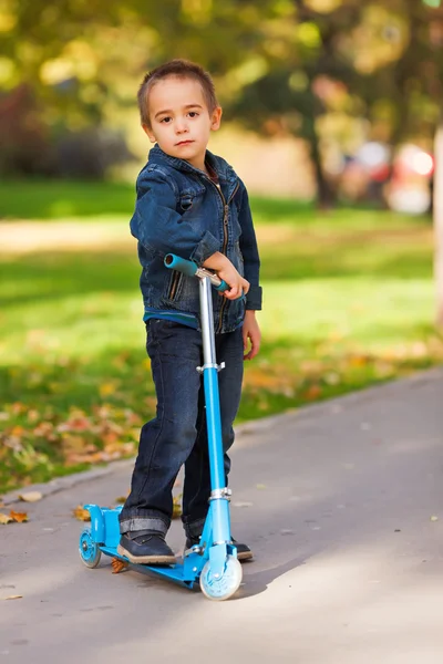 Kid with scooter — Stock Photo, Image