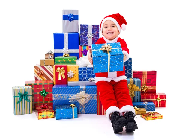 Piccolo ragazzo di Natale lungo i regali — Foto Stock