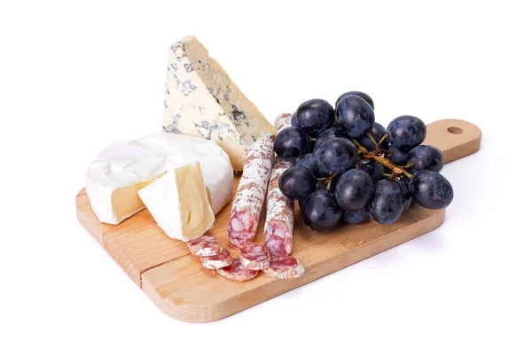 Mavi peynir, camembert ve kuru üzüm ile sosis — Stok fotoğraf
