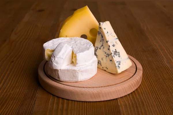 Ädelost, camembert och emmental ost — Stockfoto