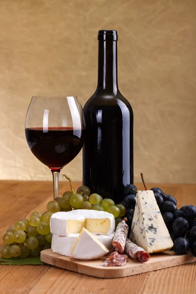 Червоне вино з сиром і синьою винною закускою — стокове фото