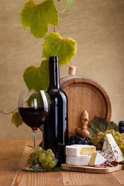 Rotwein mit Käse und blauer Traubenjause — Stockfoto