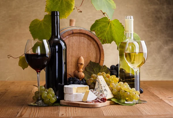 Czerwone wino z serem i niebieski przekąska winogron — Zdjęcie stockowe