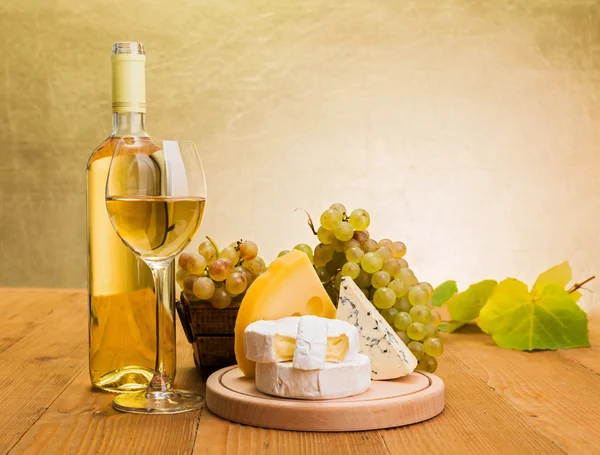 Vin blanc avec collation au raisin et fromage — Photo