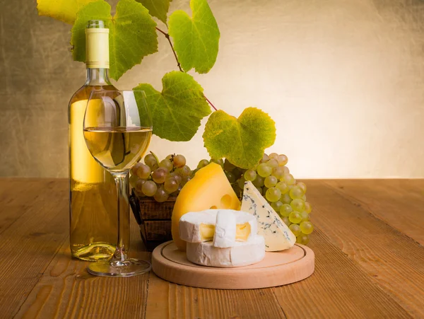 Vino bianco con uva e formaggio spuntino — Foto Stock