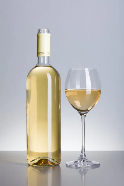 Μπουκάλι και ποτήρι λευκό κρασί — Φωτογραφία Αρχείου