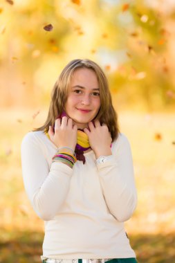 açık havada sonbaharda yakışıklı genç