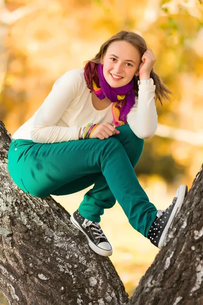 Piękna dziewczyna nastolatka zabawy na świeżym powietrzu — Zdjęcie stockowe
