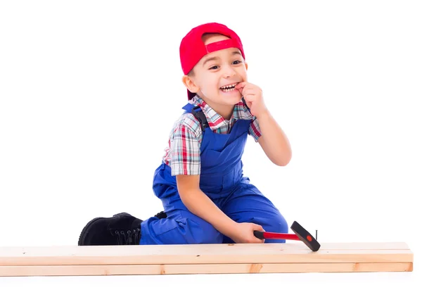 Kleiner Tischler schlug sich beim Nageln in den Finger — Stockfoto