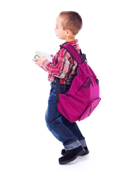 Мальчик с большой школьной сумкой — стоковое фото