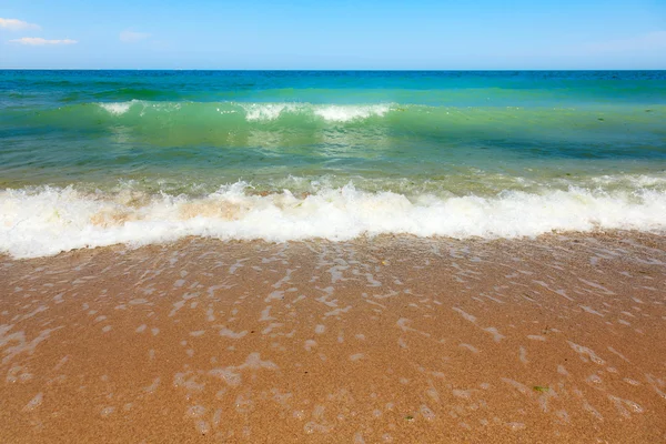 Морские волны на пляже — стоковое фото