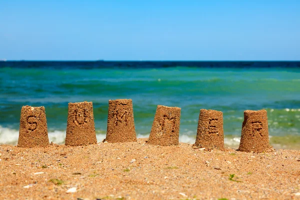 Zomer script op zand towers — Stockfoto