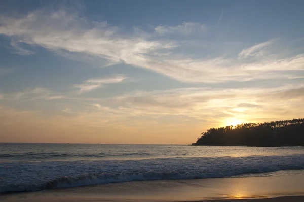 Ein schöner Sonnenuntergang am Strand — Stockfoto