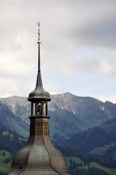 Kapellet mot bergen — Stockfoto