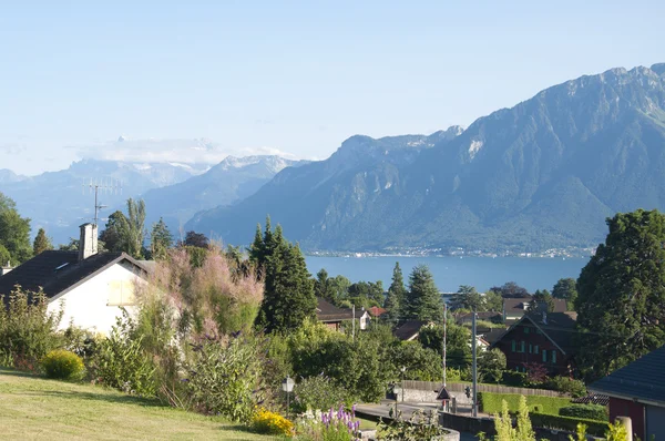 Maisons avec vue sur le lac Léman — Photo