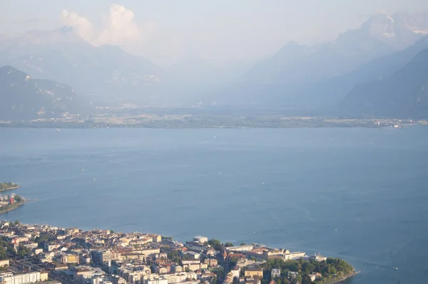 Vevey door meer van Genève in de zomer — Stockfoto