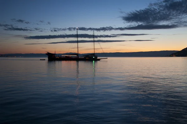 Um barco à vela no Lago de Genebra ao pôr do sol — Fotografia de Stock