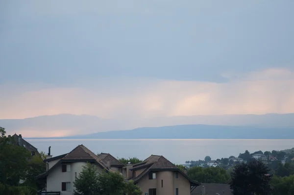 Case e verde oltre al lago di Ginevra al tramonto — Foto Stock