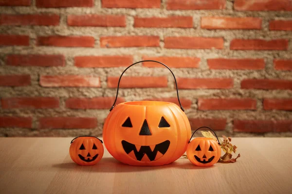 Abóbora Assustadora Halloween Jack Lanterna Uma Mesa Banco Madeira Espaço — Fotografia de Stock