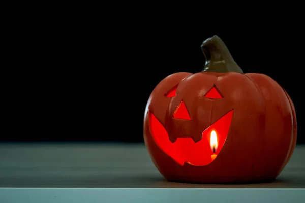 ハロウィン祭りカボチャバナーデザインのための不気味な暗い背景テクスチャの前に木製のテーブルの上にジャックOランタン — ストック写真