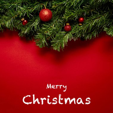 Kırmızı arka planda çelenklerle yapılan Noel arkaplanı