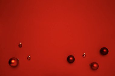 Kırmızı Noel süslemeleri kağıt üzerinde kırmızı arka planda fotokopi alanı ve Mutlu Noeller için