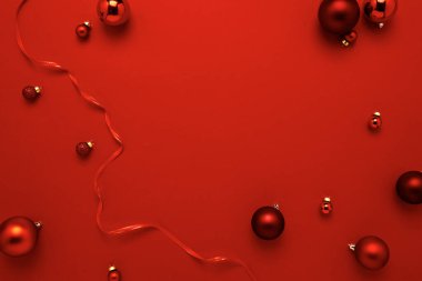 Kırmızı Noel süslemeleri kağıt üzerinde kırmızı arka planda fotokopi alanı ve Mutlu Noeller için